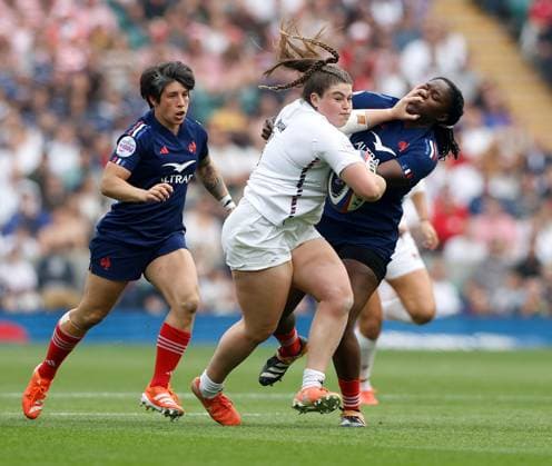Bilder des Jahres 2025, Sport 04 April Sport Themen der Woche KW17 Sport Bilder des Tages Maud Muir of England fends away Yllana Brosseau of France England v France, Guinness Women s Six Nations 2025, Rugby Union, Allianz Stadium, Twickenham, UK - 26 Apr 2025  Copyright: xMattxImpey Shutterstockx 15269674ab