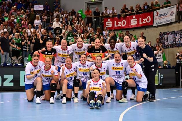 Bilder des Jahres 2025, Sport 04 April Sport Themen der Woche KW17 Sport Bilder des Tages Handball I Frauen I Saison 2024-2025 I 1. HBF I Play-Off I Viertelfinale I VfL Oldenburg - HSG Blomberg-Lippe I 26.04.2025 Jubel, Begeisterung, Enthusiasmus, Euphorie, Freude, Glücksgefühl, Heiterkeit bei: HSG Blomberg-Lippe nach dem Sieg gegen VfL Oldenburg Frauen Oldenburg EWE Arena Niedersachsen Deutschland *** Handball I Women I Season 2024 2025 I 1 HBF I Play Off I Quarter Finals I VfL Oldenburg HSG Blomberg Lippe I 26 04 2025 Cheers, enthusiasm, euphoria, joy, happiness, cheerfulness at HSG Blomberg Lippe after the victory against VfL Oldenburg Women Oldenburg EWE Arena Niedersachsen Germany Copyright: xLobeca FelixxSchlikisx