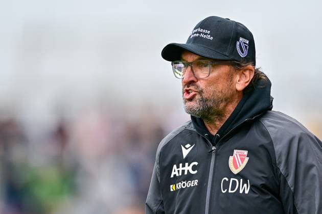 Coach Claus Dieter Wollitz Cottbus screaming, shouting, portrait, single image, action, action, 26 04 2025, Unterhaching Germany , Football, 3 Liga, SpVgg Unterhaching FC Energie Cottbus, DFB DFL REGULATIONS PROHIBIT ANY USE OF PHOTOGRAPHS AS IMAGE SEQUENCES AND OR QUASI VIDEO xslx