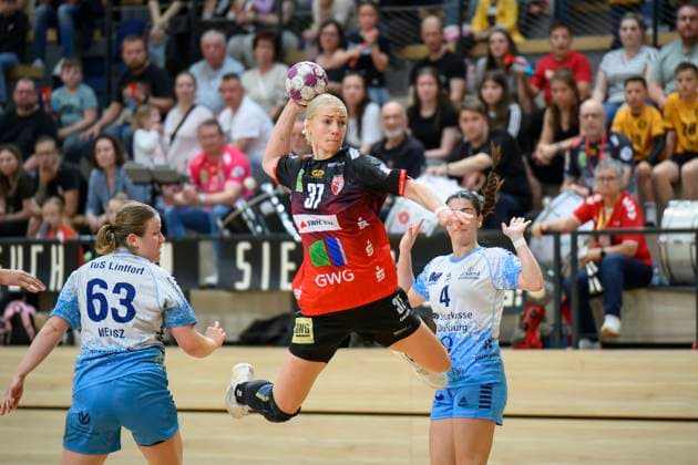 Bilder des Jahres 2025, Sport 04 April Sport Themen der Woche KW17 Sport Bilder des Tages Insa Weisz (Lintfort, 63), Laura Penzes (Halle, 37), Sidney Lupisella (Lintfort, 4), SV Union Halle-Neustadt vs. TuS Lintfort, Handball Frauen, 2. Bundesliga, 26. Spieltag, Saison 2024 25, 26.04.2025 Halle SWH Arena Sachsen-Anhalt Deutschland *** Insa Weisz Lintfort, 63 , Laura Penzes Halle, 37 , Sidney Lupisella Lintfort, 4 , SV Union Halle Neustadt vs TuS Lintfort, Handball Women, 2 Bundesliga, Matchday 26, Season 2024 25, 26 04 2025 Halle SWH Arena Sachsen Anhalt Germany