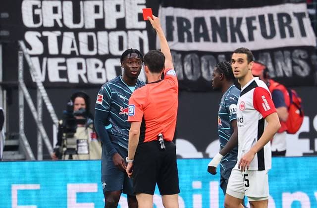 Frankfurt RB Leipzig Bundesliga Frankfurt, 26 04 2025, Waldstadion, Fußball Bundesliga, Spieltag 31 , SG Eintracht Frankfurt vs RB Leipzig , Platzverweis Im Bild Referee Dr Matthias Joellenbeck shows El Chadaille Bitshiabu li , 5, RB Leipzig the red card , DFL Êregulations prohibit any use of photographs as image sequences and or quasi video , Picture Point