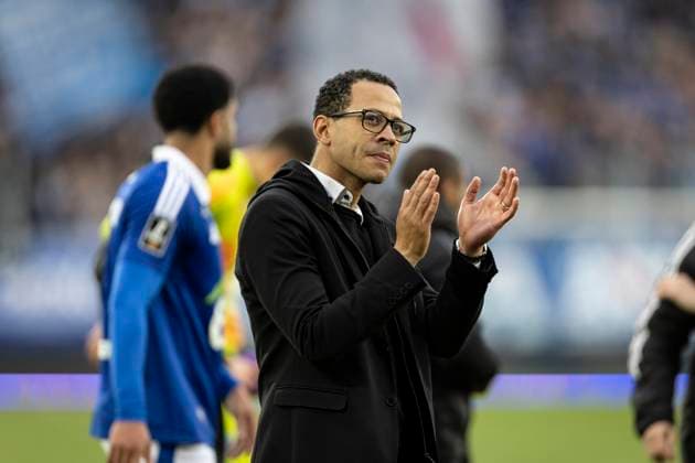 FOOTBALL : Racing Strasbourg vs Saint Etienne- Ligue 1 Stade de la Meinau 26 04 2025 Liam Rosenior Coach Racing Strasbourg cÃ lÃ bration de l Ã quipe de Racing Strasbourg avec ses supporters  Copyright: xelyxandroxcegarrax