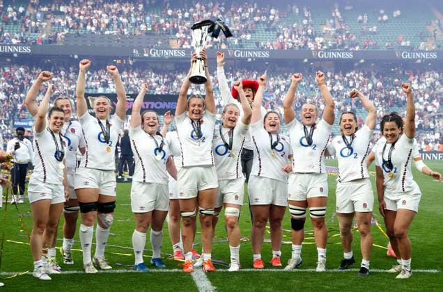 Bilder des Jahres 2025, Sport 04 April Sport Themen der Woche KW17 Sport Bilder des Tages Zoe Aldcroft the England captain with the Womens 6 Nations Trophy surrounded by her teammates England v France, Guinness Women s Six Nations 2025, Rugby Union, Allianz Stadium, Twickenham, UK - 26 Apr 2025  Copyright: xMattxImpey Shutterstockx 15269674ca