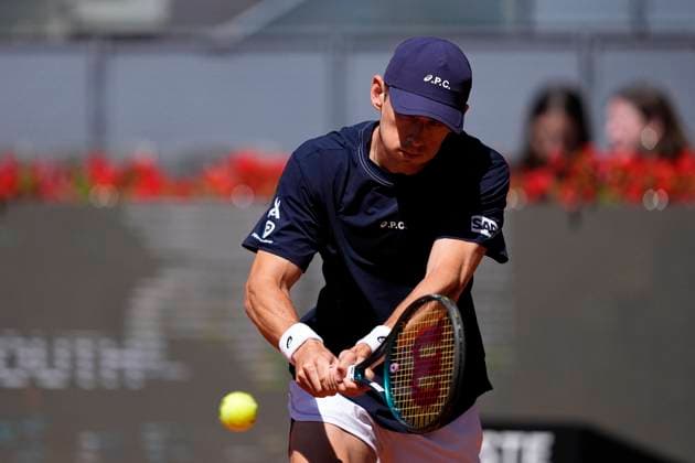 April 26, 2025, Madrid, Madrid, Spain: Alex de Minaur of Australia in action against Lorenzo Sonego of Italy during the Mutua Madrid Open 2025, ATP, Tennis Herren Masters 1000 and WTA, Tennis Damen 1000 tennis tournament, celebrated at Caja Magica on April 26, 2025 in Madrid, Spain. Madrid Spain - ZUMAa181 20250426_zaa_a181_148 Copyright: xOscarxJ.xBarrosox