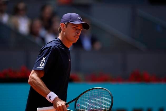 April 26, 2025, Madrid, Madrid, Spain: Alex de Minaur of Australia in action against Lorenzo Sonego of Italy during the Mutua Madrid Open 2025, ATP, Tennis Herren Masters 1000 and WTA, Tennis Damen 1000 tennis tournament, celebrated at Caja Magica on April 26, 2025 in Madrid, Spain. Madrid Spain - ZUMAa181 20250426_zaa_a181_152 Copyright: xOscarxJ.xBarrosox