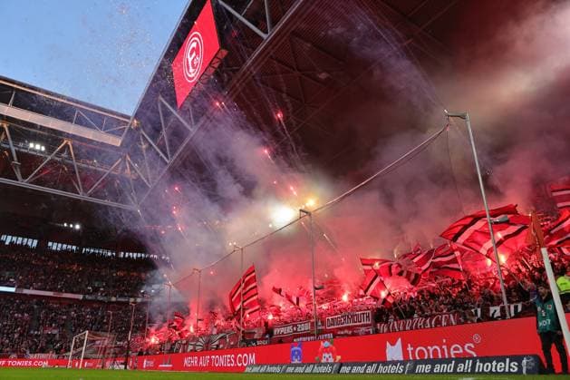 26 04 2024 Soccer Season 2024 2025 2 Soccer Bundesliga 31 Matchday Fortuna Düsseldorf 95 F95 1 FC Nürnberg FCN Club Sportfoto Zink DaMa xdaxmax DFL regulations prohibit any use of photographs as image sequences and or quasi video only for editorial use Symbolbild Symbolfoto Feature Impression Zuschauer Publikum Fans von Fortuna Düsseldorf mit Pyrotechnik Pyro Bengalfackel Bengalfackeln Rauch