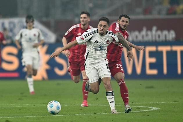 from left in duel Julian Justvan Nuremberg 10 Matthias Zimmermann Duesseldorf 25 26 04 2025 Soccer Fortuna Duesseldorf vs 1 FC Nuremberg, Merkur Spiel Arena, Duesseldorf, DFB DFL REGULATIONS PROHIBIT ANY USE OF PHOTOGRAPHS AS IMAGE SEQUENCES AND OR QUASI VIDEO Copyright: xpepphotox xHorstxMauelshagenx pep00321, pep_20250426_hm_13388