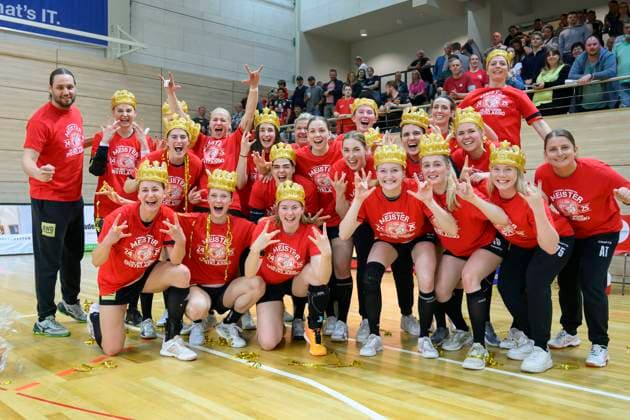Bilder des Jahres 2025, Sport 04 April Sport Themen der Woche KW17 Sport Bilder des Tages Wildcats jubeln nach 38:23 Heimsieg und die damit gewonnene Meisterschaft, Aufstieg, SV Union Halle-Neustadt vs. TuS Lintfort, Handball Frauen, 2. Bundesliga, 26. Spieltag, Saison 2024 25, 26.04.2025 Halle SWH Arena Sachsen-Anhalt Deutschland *** Wildcats celebrate after 38 23 home win and the championship won, promotion, SV Union Halle Neustadt vs TuS Lintfort, Handball Women, 2 Bundesliga, 26 Matchday, Season 2024 25, 26 04 2025 Halle SWH Arena Sachsen Anhalt Germany