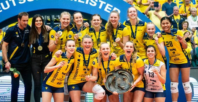 Bilder des Jahres 2025, Sport 04 April Sport Themen der Woche KW17 Sport Bilder des Tages 26.4..2025, Volleyball, Frauen, VBL, 1. VBL, 1. Volleyball-Bundesliga, Saison 2024725, Playoff, Finale, 3. Spiel, SSC Palmberg Schwerin - Dresdner SC Die Volleyballerinnen des SSC Palmberg Schwerin posieren mit der Meisterschale für das Mannschaftsfoto. Schwerin Palmberg Arena Mecklenburg-Vorpommern Deutschland *** 26 4 2025, Volleyball, Women, VBL, 1 VBL, 1 Volleyball Bundesliga, Season 2024725, Playoff, Final, 3 Game, SSC Palmberg Schwerin Dresdner SC The volleyball players of SSC Palmberg Schwerin pose with the championship trophy for the team photo Schwerin Palmberg Arena Mecklenburg-Vorpommern Germany