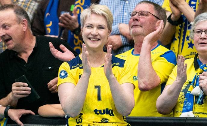 26 4 2025, Volleyball, Women, VBL, 1 VBL, 1 Volleyball Bundesliga, Season 2024725, Playoff, Final, 3 Game, SSC Palmberg Schwerin Dresdner SC Manuela Schwesig, Minister of Mecklenburg-Vorpommern, celebrates winning the German championship title in the jersey of SSC Palmberg Schwerin Schwerin Palmberg Arena Mecklenburg Vorpommern Germany