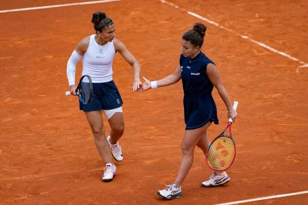 Mutua Madrid Open 2025 Sara Errani (L) and Jasmine Paolini (R) celebrates a point during the women s doubles match against Giuliana Olmos of Mexico and Hao-Ching Chan of Chinese Taipei during the Mutua Madrid Open 2025 tournament celebrated at La Caja Magica on April 26, 2025 in Madrid, Spain. Madrid La Caja Magica Madrid Spain Copyright: xAlbertoxGardinx AGardin_20250426_Mutua_Madrid_Open_0678