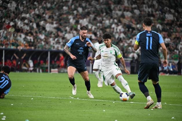 AFC Champions League Elite JEDDAH, SAUDI ARABIA - APRIL 26: Roberto Firmino feels pressure from during the AFC Champions League Elite match between Al Ahli Saudi FC (KSA) v Buriram United (THA). Al Inma Bank Stadium at King Abdullah City