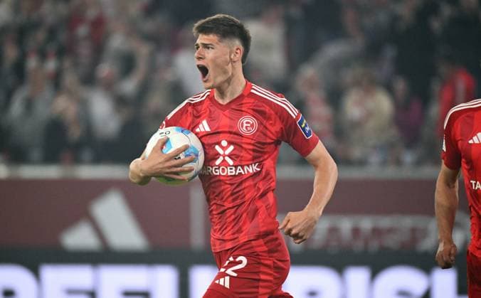 Soccer, 2 Bundesliga, Germany, Men, Season 2024 2025, 31 Matchday, Merkur Spiel Arena Düsseldorf, Fortuna Düsseldorf FC Nuremberg cheer Danny Schmidt F95 after his goal to 2 3 cheer, joy, action