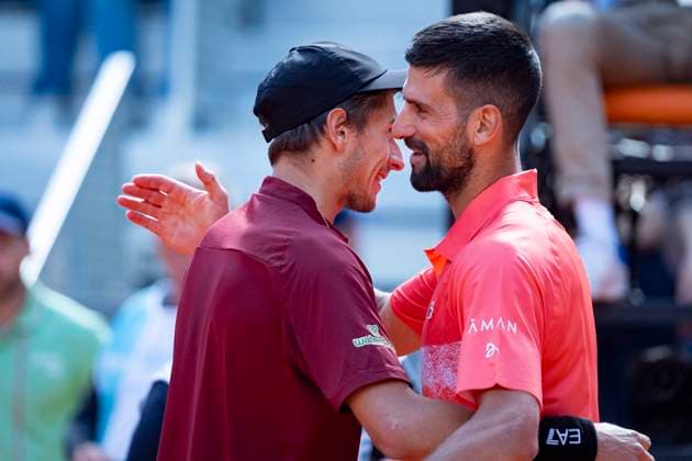Mutua Madrid Open 2025 Matteo Arnaldi of Italy (L) greets Novak Djokovic of Serbia (R) in the Men s Singles Second Round match during the Mutua Madrid Open 2025 tournament celebrated at La Caja Magica on April 26, 2025 in Madrid, Spain. Madrid La Caja Magica Madrid Spain Copyright: xAlbertoxGardinx AGardin_20250426_Mutua_Madrid_Open_0773