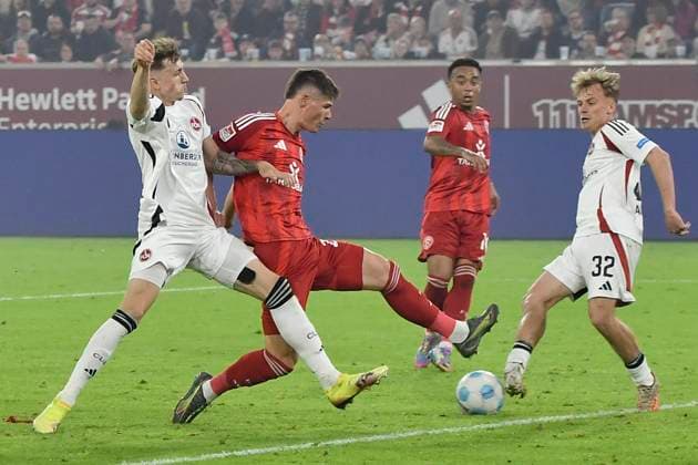 Penalty area scene from left fighting for the ball Tim Drexler Nuremberg 5 Danny Schmidt Duesseldorf 22 Myron van Brederode Duesseldorf 10 Tim Janisch Nuremberg 32 26 04 2025 Soccer Fortuna Duesseldorf vs 1 FC Nuremberg, Merkur Spiel Arena, Duesseldorf, DFB DFL REGULATIONS PROHIBIT ANY USE OF PHOTOGRAPHS AS IMAGE SEQUENCES AND OR QUASI VIDEO Copyright: xpepphotox xHorstxMauelshagenx pep00321, pep_20250426_hm_14148