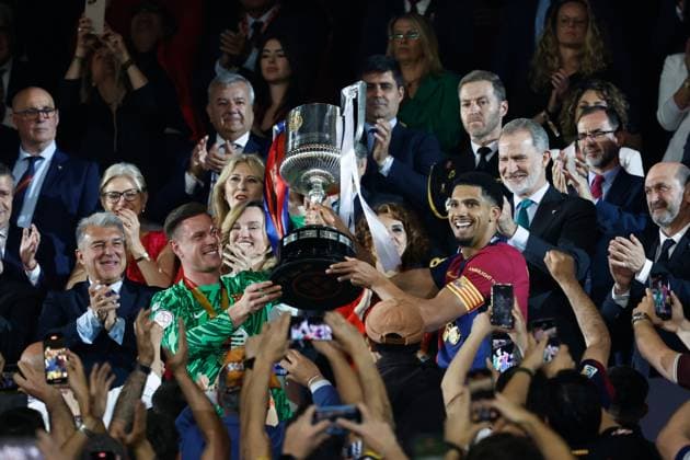 Bilder des Jahres 2025, Sport 04 April Sport Themen der Woche KW17 Sport Bilder des Tages Marc-AndrÃ ter Stegen of Barcelona and Ronald Araujo of Barcelona lift the trophy Barcelona v Real Madrid, Copa del Rey, Final, Football, Estadio La Cartuja de Sevilla, Seville, Spain - 26 Apr 2025  Copyright: xRubenxAlbarran Shutterstockx 15269678gz