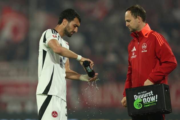 Mahir Emreli 1 FC Nürnberg splashes his injured hand with water during the 2 Bundesliga match between Fortuna Düsseldorf and 1 FC Nürnberg at Merkur Spiel Arena on April 26, 2025 in Düsseldorf, Germany, Germany Photo by Oliver Kaelke DeFodi Images Mahir Emreli 1 FC Nürnberg splashes his injured hand with water during the 2 Bundesliga match between Fortuna Düsseldorf and 1 FC Nürnberg at Merkur Spiel Arena on April 26, 2025 in Düsseldorf, Germany Photo by Oliver Kaelke DeFodi Images DFB DFL REGULATIONS PROHIBIT ANY USE OF PHOTOGRAPHS AS IMAGE SEQUENCES AND OR QUASI VIDEO Photo by Oliver Kaelke DeFodi Images