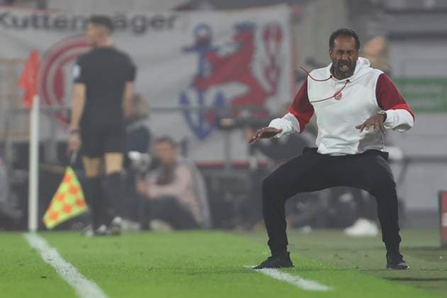 Coach Daniel Thioune Fortuna Duesseldorf gestures during the 2 Bundesliga match between Fortuna Duesseldorf and 1 FC Nuremberg at Merkur Spiel Arena on April 26, 2025 in Duesseldorf, Germany, Germany Photo by Oliver Kaelke DeFodi Images Coach Daniel Thioune Fortuna Duesseldorf gestures, gestures during the 2 Bundesliga match between Fortuna Düsseldorf and 1 FC Nürnberg at Merkur Spiel Arena on April 26, 2025 in Düsseldorf, Germany Photo by Oliver Kaelke DeFodi Images DFB DFL REGULATIONS PROHIBIT ANY USE OF PHOTOGRAPHS AS IMAGE SEQUENCES AND OR QUASI VIDEO Photo by Oliver Kaelke DeFodi Images