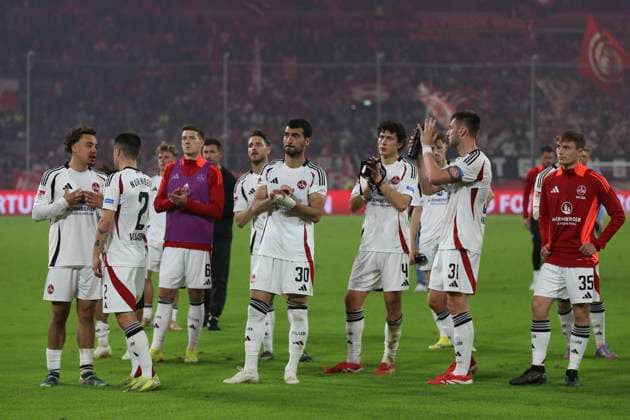 Team of 1 FC Nürnberg is disappointed, cheers to the fans during the 2 Bundesliga match between Fortuna Düsseldorf and 1 FC Nürnberg at Merkur Spiel Arena on April 26, 2025 in Düsseldorf, Germany Photo by Oliver Kaelke DeFodi Images Team of 1 FC Nürnberg looks dejected, cheer to the fans during the 2 Bundesliga match between Fortuna Düsseldorf and 1 FC Nürnberg at Merkur Spiel Arena on April 26, 2025 in Düsseldorf, Germany Photo by Oliver Kaelke DeFodi Images DFB DFL REGULATIONS PROHIBIT ANY USE OF PHOTOGRAPHS AS IMAGE SEQUENCES AND OR QUASI VIDEO Photo by Oliver Kaelke DeFodi Images