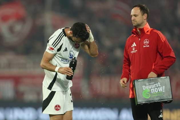 Mahir Emreli 1 FC Nürnberg cools down his head with water during the 2 Bundesliga match between Fortuna Düsseldorf and 1 FC Nürnberg at Merkur Spiel Arena on April 26, 2025 in Düsseldorf, Germany, Germany Photo by Oliver Kaelke DeFodi Images Mahir Emreli 1 FC Nürnberg cool down his head with water during the 2 Bundesliga match between Fortuna Düsseldorf and 1 FC Nürnberg at Merkur Spiel Arena on April 26, 2025 in Düsseldorf, Germany Photo by Oliver Kaelke DeFodi Images DFB DFL REGULATIONS PROHIBIT ANY USE OF PHOTOGRAPHS AS IMAGE SEQUENCES AND OR QUASI VIDEO Photo by Oliver Kaelke DeFodi Images