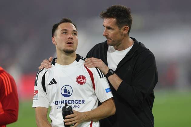 Julian Justvan 1 FC Nürnberg speaks with coach Miroslav Klose 1 FC Nürnberg during the 2 Bundesliga match between Fortuna Düsseldorf and 1 FC Nürnberg at Merkur Spiel Arena on April 26, 2025 in Düsseldorf, Germany, Germany Photo by Oliver Kaelke DeFodi Images Julian Justvan 1 FC Nürnberg speaks with Trainer Miroslav Klose 1 FC Nürnberg during the 2 Bundesliga match between Fortuna Düsseldorf and 1 FC Nürnberg at Merkur Spiel Arena on April 26, 2025 in Düsseldorf, Germany Photo by Oliver Kaelke DeFodi Images DFB DFL REGULATIONS PROHIBIT ANY USE OF PHOTOGRAPHS AS IMAGE SEQUENCES AND OR QUASI VIDEO Photo by Oliver Kaelke DeFodi Images