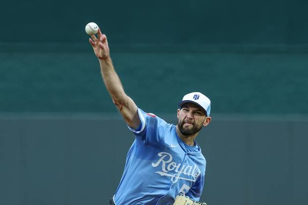 MLB, Baseball Herren, USA 2025: Astros Vs Royals APR 26 April 26, 2025: Kansas City Royals starting pitcher Michael Wacha (52) warms up before the first inning against the Houston Astros at Kauffman Stadium in Kansas City, MO. David Smith CSM (Credit Image: Â David Smith Cal Media) Kansas City Mo United States of America EDITORIAL USE ONLY Copyright: xx ZUMA-20250426_zma_c04_134.jpg DavidxSmithx csmphotothree378649