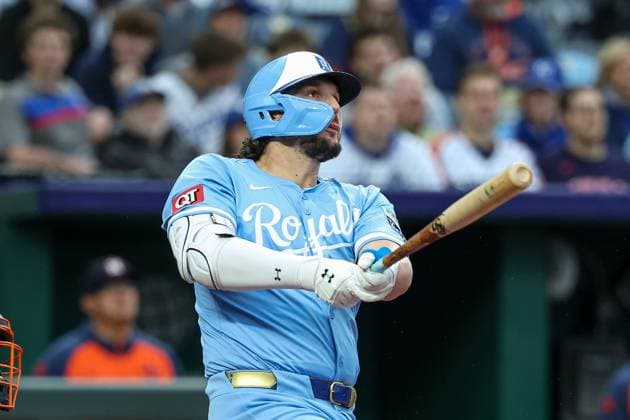 MLB, Baseball Herren, USA 2025: Astros Vs Royals APR 26 April 26, 2025: Kansas City Royals designated hitter Vinnie Pasquantino (9) watches his solo home run during the fifth inning against the Houston Astros at Kauffman Stadium in Kansas City, MO. David Smith CSM (Credit Image: Â David Smith Cal Media) Kansas City Mo United States of America EDITORIAL USE ONLY Copyright: xx ZUMA-20250426_zma_c04_175.jpg DavidxSmithx csmphotothree378701