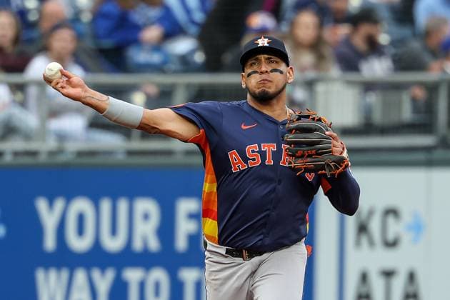 MLB, Baseball Herren, USA 2025: Astros Vs Royals APR 26 April 26, 2025: Houston Astros third baseman Isaac Paredes (15) throws to first for the out on Kansas City Royals center fielder Drew Waters (8) during the third inning at Kauffman Stadium in Kansas City, MO. David Smith CSM (Credit Image: Â David Smith Cal Media) Kansas City Mo United States of America EDITORIAL USE ONLY Copyright: xx ZUMA-20250426_zma_c04_180.jpg DavidxSmithx csmphotothree378709