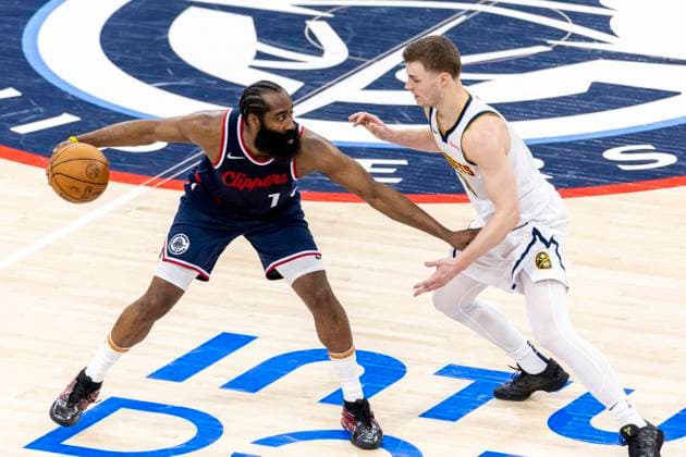 April 26, 2025, Inglewood, California, USA: Los Angeles Clippers James Harden 1 is defended by Denver Nuggets Christian Braun 0 during the Game 4 of an NBA, Basketball Herren, USA basketball first-round playoff series basketball game at Intuit Dome on Saturday, April 26, 2025 in Inglewood. Inglewood USA - ZUMAc68_ 20250426_zaf_c68_025 Copyright: xRingoxChiux