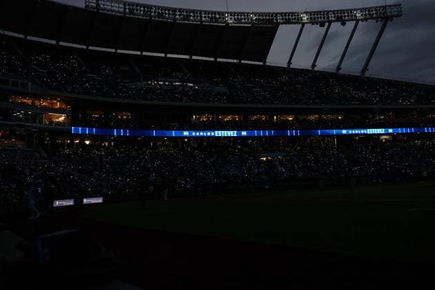 MLB, Baseball Herren, USA 2025: Astros Vs Royals APR 26 April 26, 2025: Fans hold up phones during the entrance of Kansas City Royals relief pitcher Carlos Estevez (53) during the ninth inning against the Houston Astros at Kauffman Stadium in Kansas City, MO. David Smith CSM (Credit Image: Â David Smith Cal Media) Kansas City Mo United States of America EDITORIAL USE ONLY Copyright: xx ZUMA-20250426_zma_c04_396.jpg DavidxSmithx csmphotothree378921