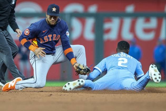 MLB, Baseball Herren, USA 2025: Astros Vs Royals APR 26 April 26, 2025: Kansas City Royals left fielder Tyler Tolbert (2) beats the tag from Houston Astros shortstop Jeremy Pena (3) stealing second base during the seventh inning at Kauffman Stadium in Kansas City, MO. David Smith CSM (Credit Image: Â David Smith Cal Media) Kansas City Mo United States of America EDITORIAL USE ONLY Copyright: xx ZUMA-20250426_zma_c04_392.jpg DavidxSmithx csmphotothree378925