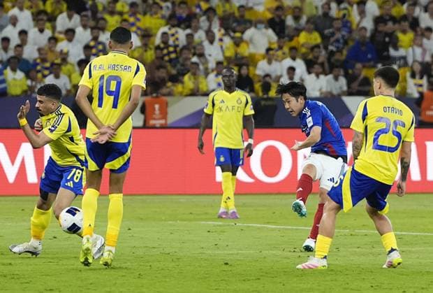 Football: AFC Champions League Elite Kota Watanabe (2nd from R) of Japanese football club Yokohama F Marinos scores in the second half of an AFC Champions League Elite quarterfinal match against Saudi Arabia s Al Nassr in Jeddah, Saudi Arabia, on April 26, 2025.  A14AA0004497100P