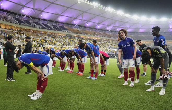 Football: AFC Champions League Elite Players of Japanese football club Yokohama F Marinos bow after losing to Saudi Arabia s Al Nassr in an AFC Champions League Elite quarterfinal match in Jeddah, Saudi Arabia, on April 26, 2025.  A14AA0004497107P