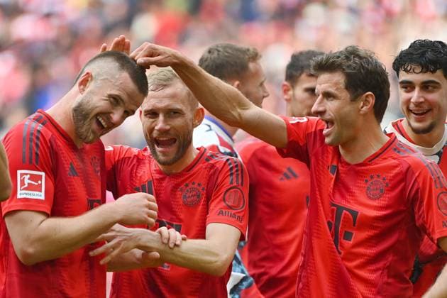 Final cheer v re Aleksandar PAVLOVIC Bayern Muenchen , Thomas MUELLER MÜLLER,Bayern Muenchen , Konrad LAIMER Bayern Muenchen , Eric DIER Bayern Muenchen , Harry KANE Bayern Muenchen , Cheers,Joy,Enthusiasm,Action Football 1 Bundesliga Season 2024 2025, 31 Matchday, Matchday31 FC Bayern Muenchen 1 FSV Mainz 05 3 0 on 26 04 2025 , A L L I A N Z A R E N A