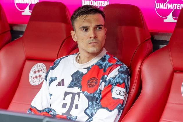 Joao Palhinha FC Bayern Muenchen, 16 takes a seat on the bench at the start of the match GER, FC Bayern Muenchen vs 1 FSV Mainz 05, Football, Bundesliga, Matchday 31, Season 2024 2025, 26 04 2025 DFL DFB REGULATIONS PROHIBIT ANY USE OF PHOTOGRAPHS as IMAGE SEQUENCES and or QUASI VIDEO GER, FC Bayern Muenchen vs 1 FSV Mainz 05, Football, Bundesliga, Matchday 31, Season 2024 2025, 26 04 2025 Muenchen Copyright: xEibner-Pressefoto HeikexFeinerx EP_HFR