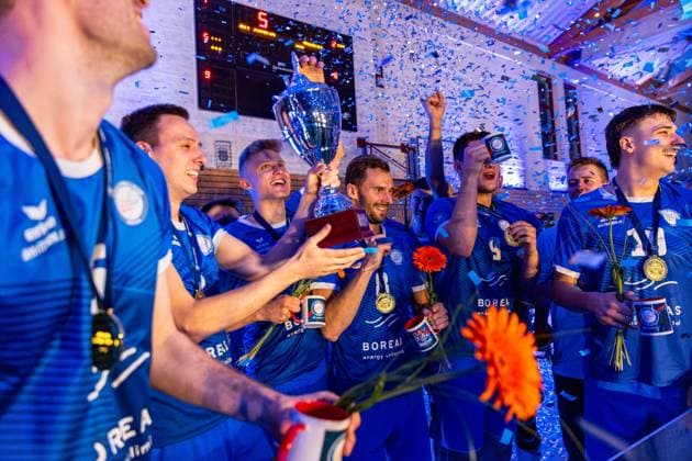 26 04 2025, GER, Volleyball, 2 BL Maenner Sued, Season 2024 2025, Blue Volleys Gotha Ceratonia Volleys Eltmann the team of Blue Volleys Gotha becomes champion in the 2 Bundesliga Maenner Sued, Season 24 25, in the picture Robert Werner Blue Volleys Gotha , Tomasz Gorski Blue Volleys Gotha , Justus Krausse Blue Volleys Gotha , Richard Werner Blue Volleys Gotha , Dominik Duchac Blue Volleys Gotha , Finn Jansen Blue Volleys Gotha , Tim Wagner Blue Volleys Gotha , Maximum Crowder Blue Volleys Gotha , Daniel Mark Ridings Blue Volleys Gotha , Len Spankowski Blue Volleys Gotha , Christoph Assmann Blue Volleys Gotha , Hannes Krochmann Blue Volleys Gotha , Erik Niederluecke Blue Volleys Gotha 99867 Gotha Sporthalle Sportanlage Ernesti Thüringen Germany