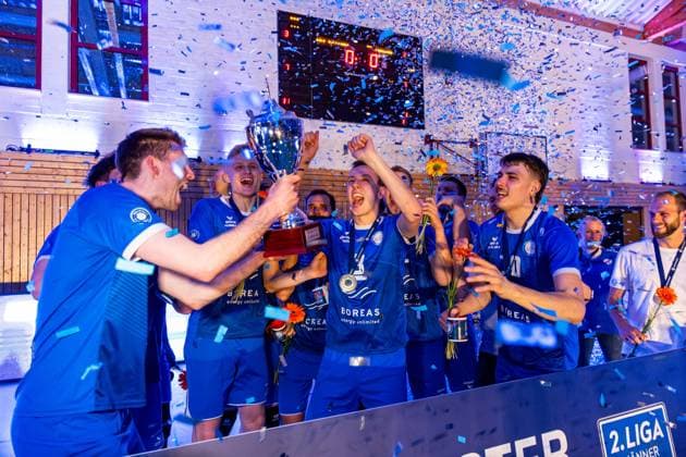 26 04 2025, GER, Volleyball, 2 BL Maenner Sued, Season 2024 2025, Blue Volleys Gotha Ceratonia Volleys Eltmann the team of Blue Volleys Gotha becomes champion in the 2 Bundesliga Maenner Sued, Season 24 25, in the picture Robert Werner Blue Volleys Gotha , Tomasz Gorski Blue Volleys Gotha , Justus Krausse Blue Volleys Gotha , Richard Werner Blue Volleys Gotha , Dominik Duchac Blue Volleys Gotha , Finn Jansen Blue Volleys Gotha , Tim Wagner Blue Volleys Gotha , Maximum Crowder Blue Volleys Gotha , Daniel Mark Ridings Blue Volleys Gotha , Len Spankowski Blue Volleys Gotha , Christoph Assmann Blue Volleys Gotha , Hannes Krochmann Blue Volleys Gotha , Erik Niederluecke Blue Volleys Gotha 99867 Gotha Sporthalle Sportanlage Ernesti Thüringen Germany