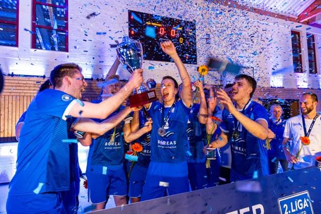 26 04 2025, GER, Volleyball, 2 BL Maenner Sued, Season 2024 2025, Blue Volleys Gotha Ceratonia Volleys Eltmann the team of Blue Volleys Gotha becomes champion in the 2 Bundesliga Maenner Sued, Season 24 25, in the picture Robert Werner Blue Volleys Gotha , Tomasz Gorski Blue Volleys Gotha , Justus Krausse Blue Volleys Gotha , Richard Werner Blue Volleys Gotha , Dominik Duchac Blue Volleys Gotha , Finn Jansen Blue Volleys Gotha , Tim Wagner Blue Volleys Gotha , Maximum Crowder Blue Volleys Gotha , Daniel Mark Ridings Blue Volleys Gotha , Len Spankowski Blue Volleys Gotha , Christoph Assmann Blue Volleys Gotha , Hannes Krochmann Blue Volleys Gotha , Erik Niederluecke Blue Volleys Gotha 99867 Gotha Sporthalle Sportanlage Ernesti Thüringen Germany