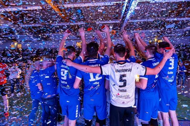 26 04 2025, GER, Volleyball, 2 BL Maenner Sued, Season 2024 2025, Blue Volleys Gotha Ceratonia Volleys Eltmann the team of Blue Volleys Gotha becomes champion in the 2 Bundesliga Maenner Sued, Season 24 25, in the picture Robert Werner Blue Volleys Gotha , Tomasz Gorski Blue Volleys Gotha , Justus Krausse Blue Volleys Gotha , Richard Werner Blue Volleys Gotha , Dominik Duchac Blue Volleys Gotha , Finn Jansen Blue Volleys Gotha , Tim Wagner Blue Volleys Gotha , Maximum Crowder Blue Volleys Gotha , Daniel Mark Ridings Blue Volleys Gotha , Len Spankowski Blue Volleys Gotha , Christoph Assmann Blue Volleys Gotha , Hannes Krochmann Blue Volleys Gotha , Erik Niederluecke Blue Volleys Gotha 99867 Gotha Sporthalle Sportanlage Ernesti Thüringen Germany