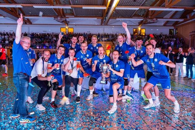 26 04 2025, GER, Volleyball, 2 BL Maenner Sued, Season 2024 2025, Blue Volleys Gotha Ceratonia Volleys Eltmann the team of Blue Volleys Gotha becomes champion in the 2 Bundesliga Maenner Sued, Season 24 25, in the picture Robert Werner Blue Volleys Gotha , Tomasz Gorski Blue Volleys Gotha , Justus Krausse Blue Volleys Gotha , Richard Werner Blue Volleys Gotha , Dominik Duchac Blue Volleys Gotha , Finn Jansen Blue Volleys Gotha , Tim Wagner Blue Volleys Gotha , Maximum Crowder Blue Volleys Gotha , Daniel Mark Ridings Blue Volleys Gotha , Len Spankowski Blue Volleys Gotha , Christoph Assmann Blue Volleys Gotha , Hannes Krochmann Blue Volleys Gotha , Erik Niederluecke Blue Volleys Gotha 99867 Gotha Sporthalle Sportanlage Ernesti Thüringen Germany