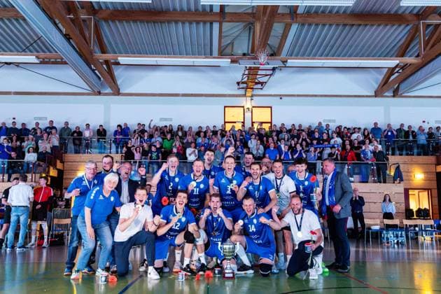 26 04 2025, GER, Volleyball, 2 BL Maenner Sued, Season 2024 2025, Blue Volleys Gotha Ceratonia Volleys Eltmann the team of Blue Volleys Gotha becomes champion in the 2 Bundesliga Maenner Sued, Season 24 25, in the picture Robert Werner Blue Volleys Gotha , Tomasz Gorski Blue Volleys Gotha , Justus Krausse Blue Volleys Gotha , Richard Werner Blue Volleys Gotha , Dominik Duchac Blue Volleys Gotha , Finn Jansen Blue Volleys Gotha , Tim Wagner Blue Volleys Gotha , Maximum Crowder Blue Volleys Gotha , Daniel Mark Ridings Blue Volleys Gotha , Len Spankowski Blue Volleys Gotha , Christoph Assmann Blue Volleys Gotha , Hannes Krochmann Blue Volleys Gotha , Erik Niederluecke Blue Volleys Gotha 99867 Gotha Sporthalle Sportanlage Ernesti Thüringen Germany