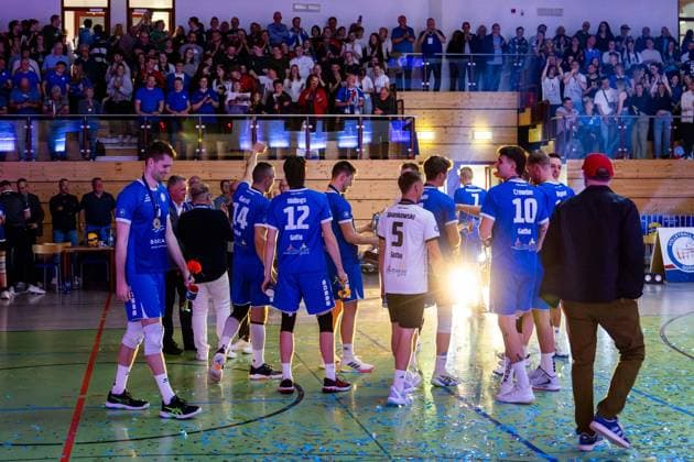 26 04 2025, GER, Volleyball, 2 BL Maenner Sued, Season 2024 2025, Blue Volleys Gotha Ceratonia Volleys Eltmann the team of Blue Volleys Gotha becomes champion in the 2 Bundesliga Maenner Sued, Season 24 25 and thanks the fans Spectators 99867 Gotha Sporthalle Sportanlage Ernesti Thüringen Germany