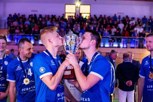 26 04 2025, GER, Volleyball, 2 BL Maenner Sued, Season 2024 2025, Blue Volleys Gotha Ceratonia Volleys Eltmann the team of Blue Volleys Gotha becomes champion in the 2 Bundesliga Maenner Sued, Season 24 25, in the picture Hannes Krochmann Blue Volleys Gotha together with Finn Jansen Blue Volleys Gotha 99867 Gotha Sporthalle Sportanlage Ernesti Thüringen Germany