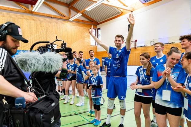 26 04 2025, GER, Volleyball, 2 BL Maenner Sued, Saison 2024 2025, Blue Volleys Gotha Ceratonia Volleys Eltmann Erik Niederluecke Blue Volleys Gotha leaves the Blue Volleys Gotha and is bid farewell before the game 99867 Gotha Sporthalle Sportanlage Ernesti Thüringen Germany