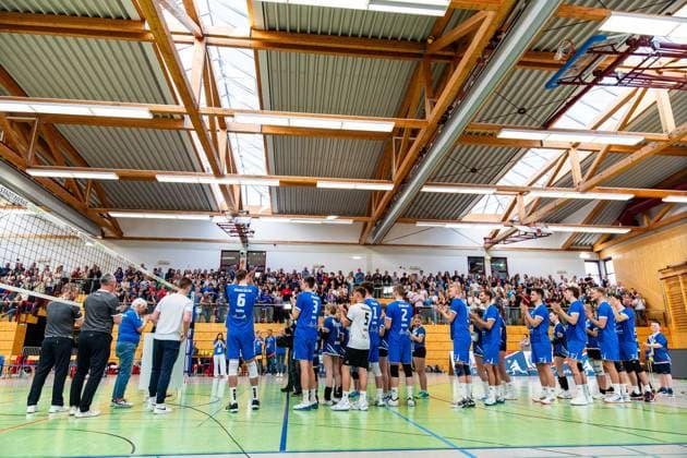 26 04 2025, GER, Volleyball, 2 BL Maenner Sued, Saison 2024 2025, Blue Volleys Gotha Ceratonia Volleys Eltmann Erik Niederluecke Blue Volleys Gotha leaves the Blue Volleys Gotha and is bid farewell before the game, as a thank you the team is presented with a collage for the championship title 99867 Gotha Sporthalle Sportanlage Ernesti Thüringen Germany
