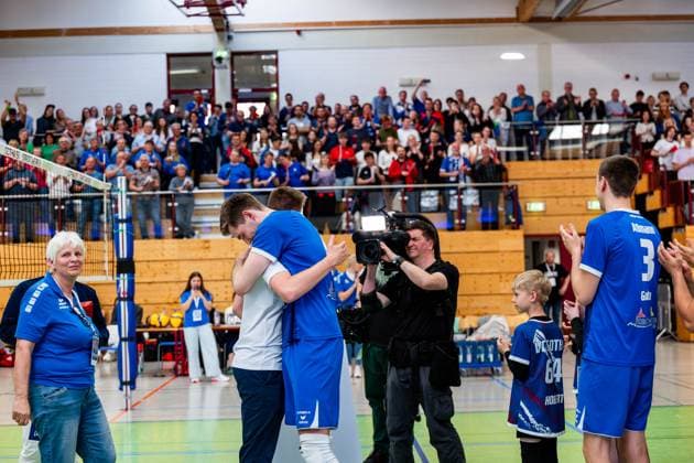 26 04 2025, GER, Volleyball, 2 BL Maenner Sued, Saison 2024 2025, Blue Volleys Gotha Ceratonia Volleys Eltmann Erik Niederluecke Blue Volleys Gotha leaves the Blue Volleys Gotha and is bid farewell before the game, as a thank you the team is presented with a collage for the championship title 99867 Gotha Sporthalle Sportanlage Ernesti Thüringen Germany
