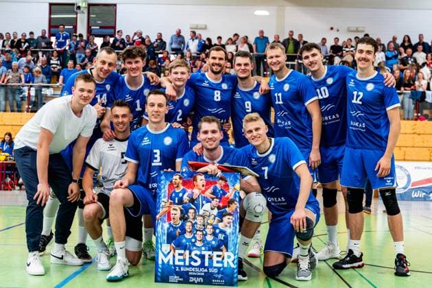 26 04 2025, GER, Volleyball, 2 BL Maenner Sued, Saison 2024 2025, Blue Volleys Gotha Ceratonia Volleys Eltmann Erik Niederluecke Blue Volleys Gotha leaves the Blue Volleys Gotha and is bid farewell before the game, as a thank you to the team a collage for the championship title is presented, with in the picture Robert Werner Blue Volleys Gotha , Tomasz Gorski Blue Volleys Gotha , Justus Krausse Blue Volleys Gotha , Richard Werner Blue Volleys Gotha , Dominik Duchac Blue Volleys Gotha , Finn Jansen Blue Volleys Gotha , Tim Wagner Blue Volleys Gotha , Maximum Crowder Blue Volleys Gotha , Daniel Mark Ridings Blue Volleys Gotha , Len Spankowski Blue Volleys Gotha , Christoph Assmann Blue Volleys Gotha , Hannes Krochmann Blue Volleys Gotha 99867 Gotha Sporthalle Sportanlage Ernesti Thüringen Germany