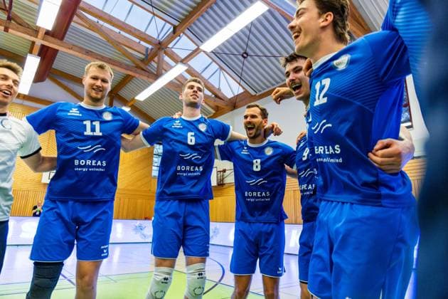 26 04 2025, GER, Volleyball, 2 BL Maenner Sued, Season 2024 2025, Blue Volleys Gotha Ceratonia Volleys Eltmann the Blue Volleys are champions in the 2 Volleyball Bundesliga Maenner Sued Season 2024 2025, in the picture Tim Wagner Blue Volleys Gotha , Erik Niederluecke Blue Volleys Gotha , Dominik Duchac Blue Volleys Gotha 99867 Gotha Sporthalle Sportanlage Ernesti Thüringen Germany