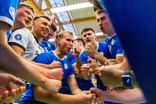 26 04 2025, GER, Volleyball, 2 BL Maenner Sued, Season 2024 2025, Blue Volleys Gotha Ceratonia Volleys Eltmann the Blue Volleys are champions in the 2 Volleyball Bundesliga Maenner Sued Season 2024 2025, in the picture Tim Wagner Blue Volleys Gotha, Len Spankowski Blue Volleys Gotha , Richard Werner Blue Volleys Gotha , Daniel Mark Ridings Blue Volleys Gotha , Maximum Crowder Blue Volleys Gotha 99867 Gotha Sporthalle Sportanlage Ernesti Thüringen Germany