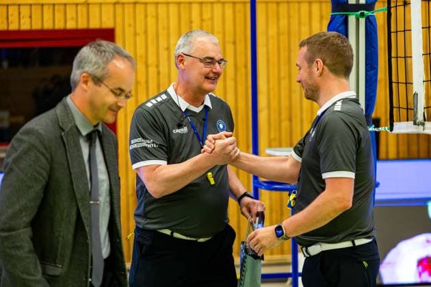 26 04 2025, GER, Volleyball, 2 BL Maenner Sued, Saison 2024 2025, Blue Volleys Gotha Ceratonia Volleys Eltmann Henke, Michael Referee is retired, with in the picture Müller Beck, Andre 99867 Gotha Sporthalle Sportanlage Ernesti Thüringen Germany
